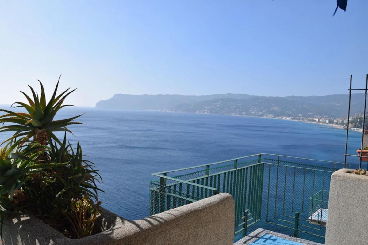 Appartamento Stupenda Vista Mare Bergeggi Exterior photo
